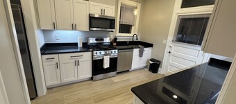 Your Hyde Park Retreat – Pet-Friendly, Walkable, Sleeps 6