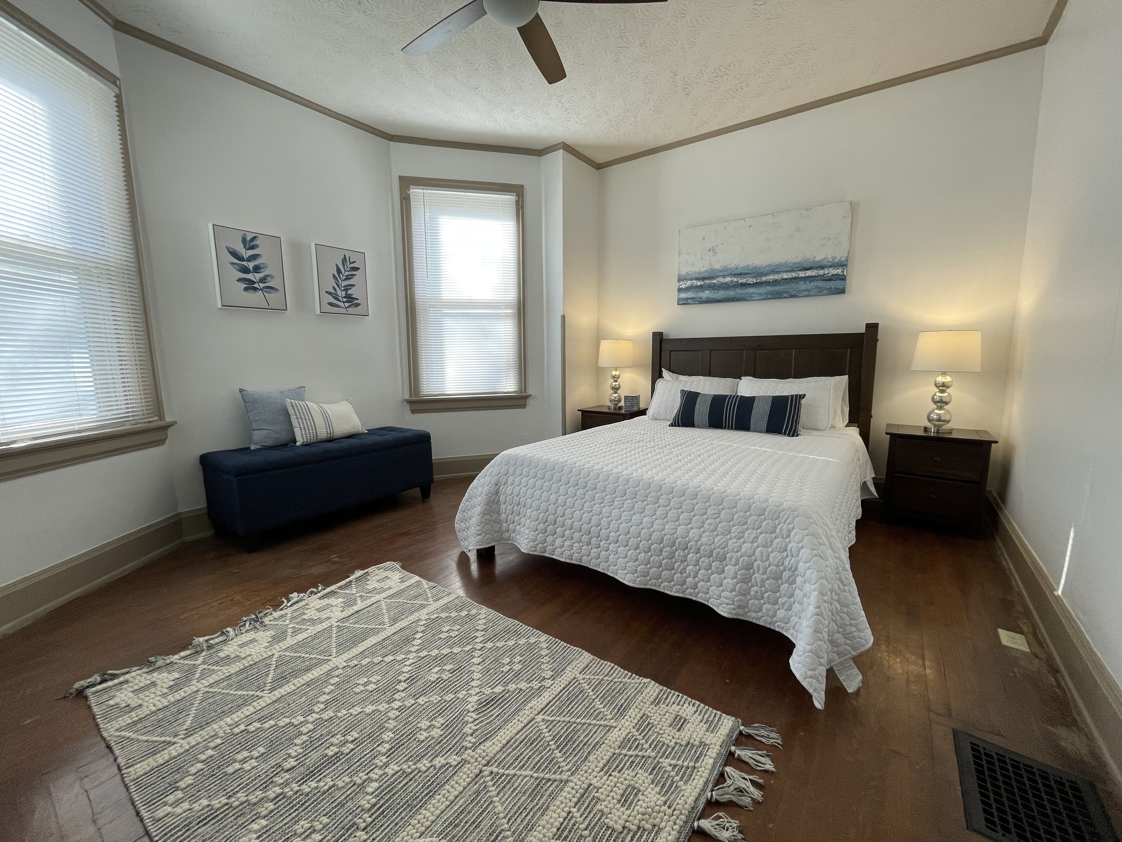 Hyde Park 2B/1B, quiet, walkable, and central to everything