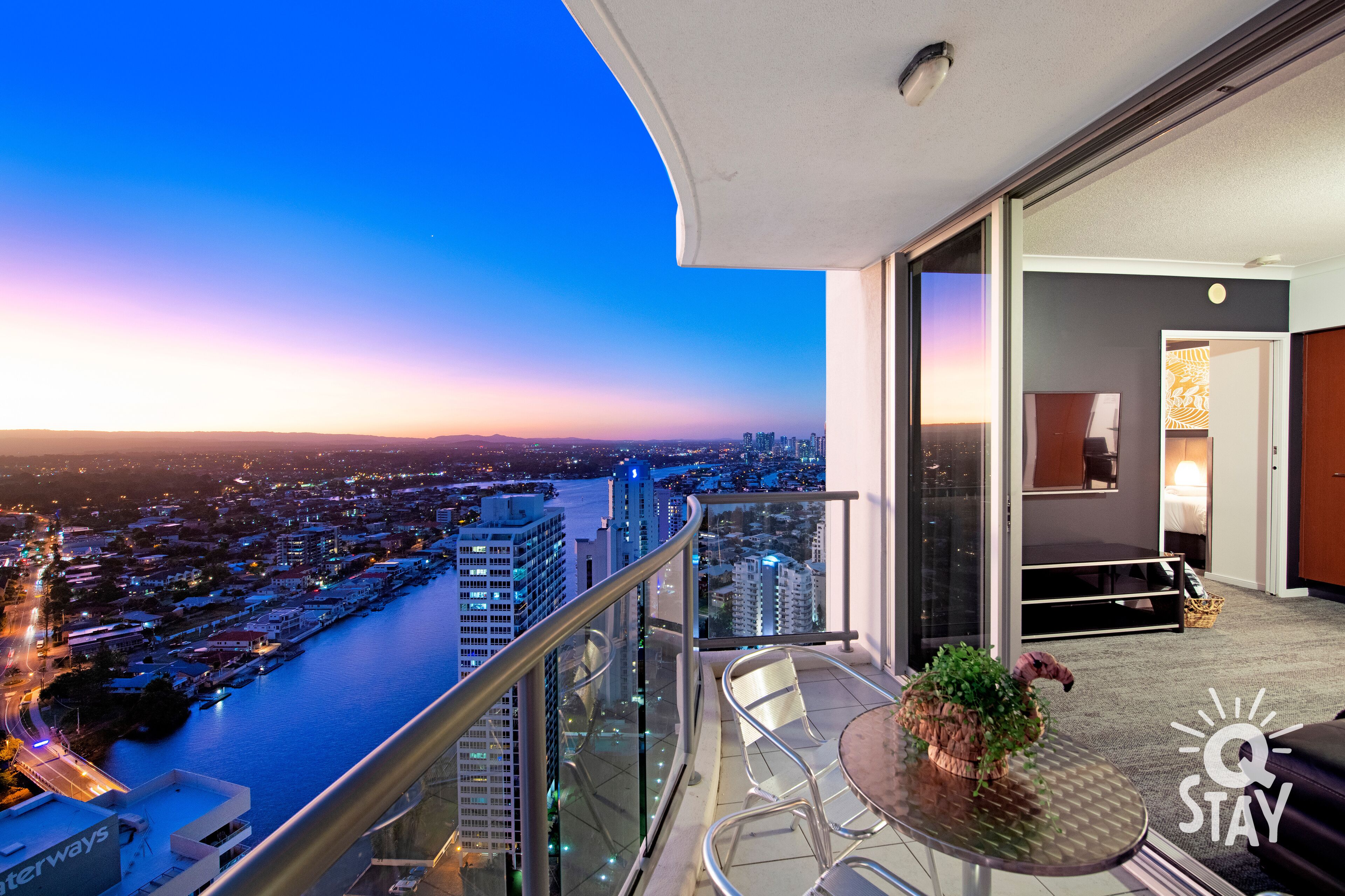 ♦️ Chevron Renaissance – 2 Bedroom 1 Bath Hinterland view apartment — Q Stay