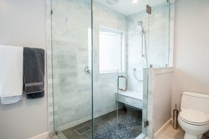 Combined shower/tub, hair dryer, towels