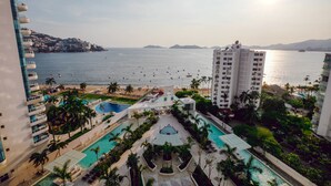 Un complexe hôtelier doté de plusieurs piscines, d’une plage et offrant une vue sur la mer.