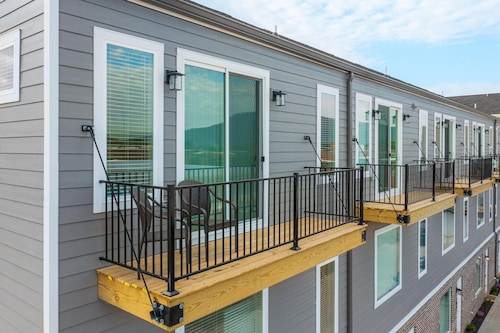 New - Lookout Views 2 Br/2BA Sleeps 8 next to OddStory Brewery! Pet friendly!