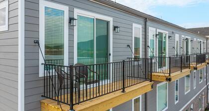 New - Lookout Views 2 Br/2BA Sleeps 8 next to OddStory Brewery! Pet friendly!