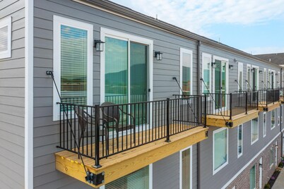 New - Lookout Views 2 Br/2BA Sleeps 8 next to OddStory Brewery! Pet friendly!