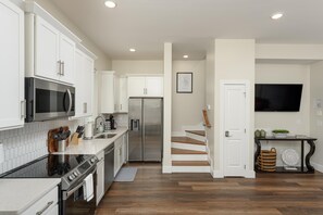 冰箱、微波炉、烤箱、炉灶