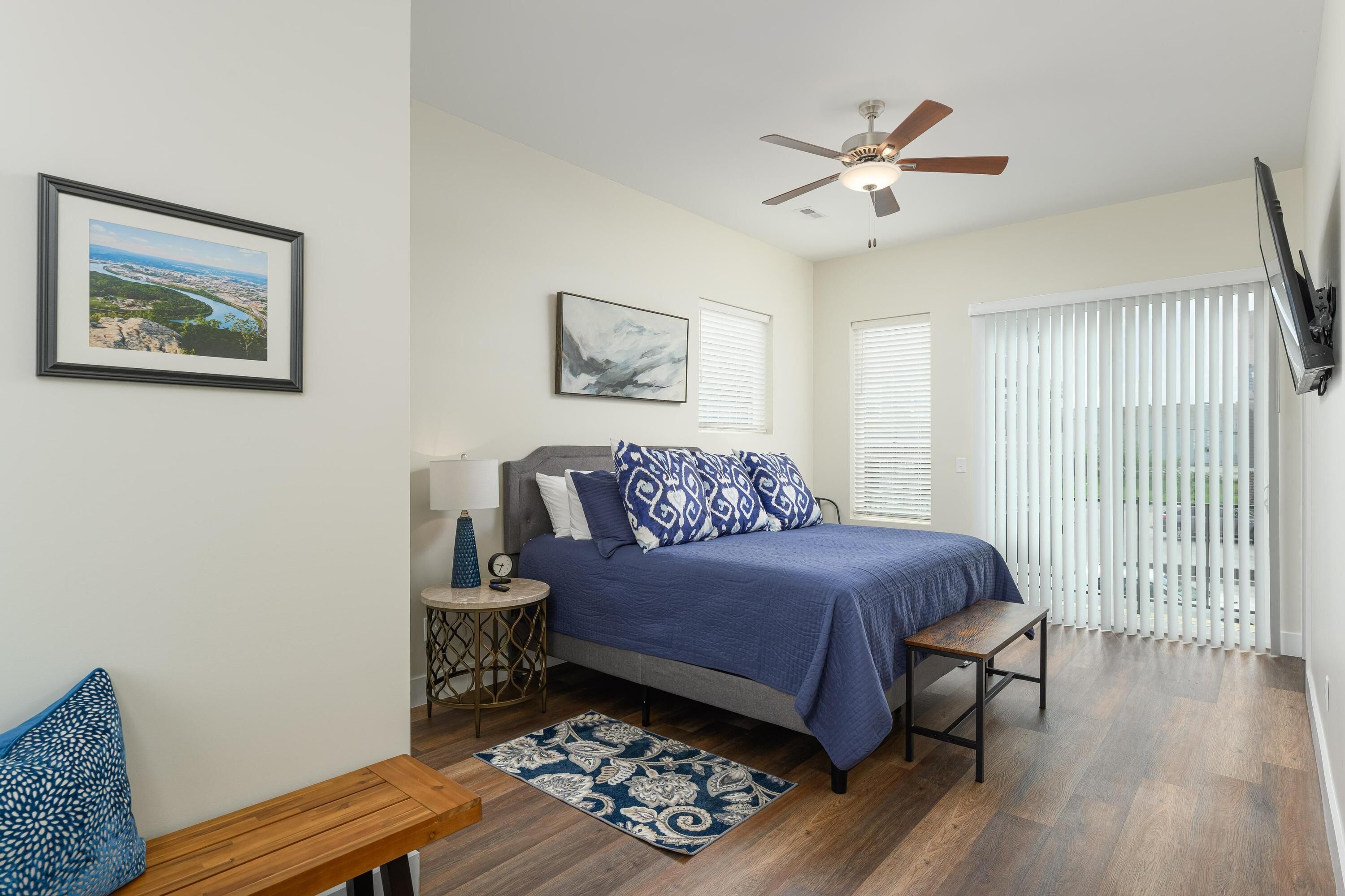 Southside 2 Br/2BA Sleeps 8 near the new OddStory Brewery! Pet friendly!