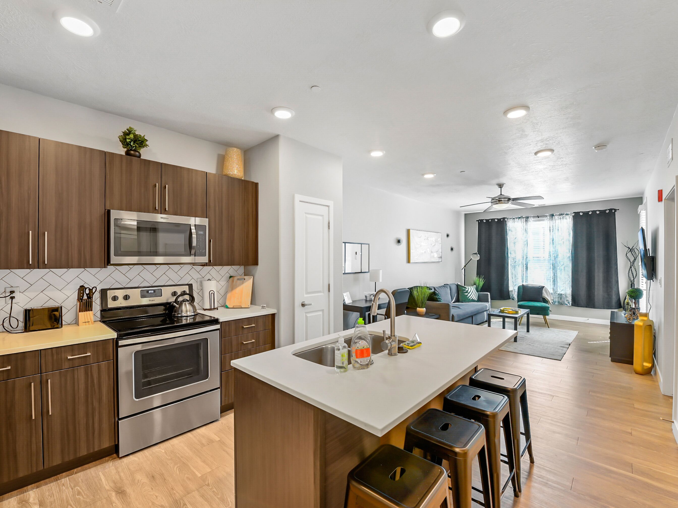 Jääkaappi, mikroaaltouuni, uuni, liesi