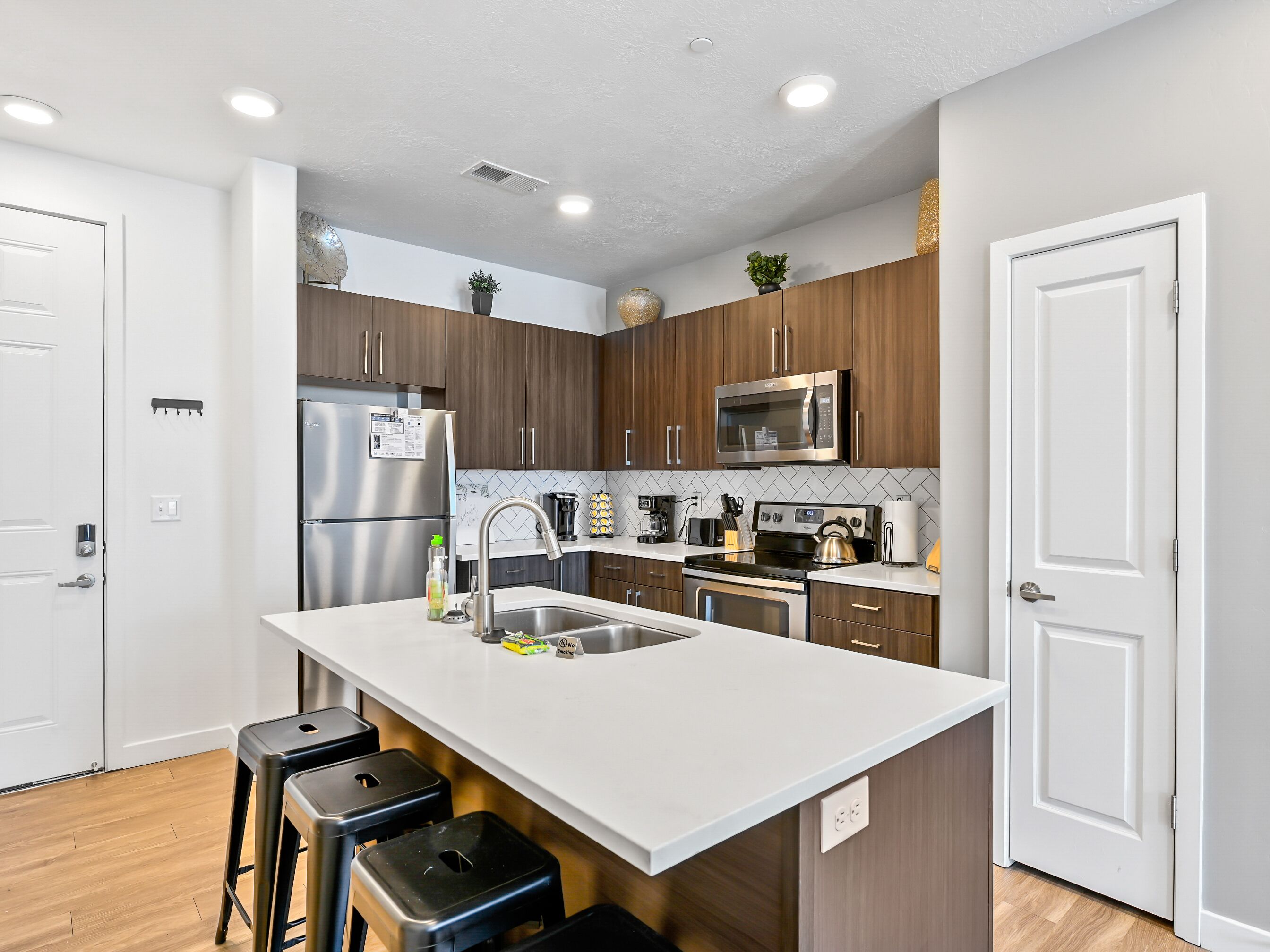 Kjøleskap, mikrobølgeovn, ovn og kokeplater