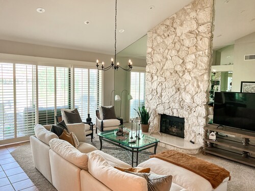 Amazing View!! Spacious 3 bd/ 4 bth in Palm Valley CC!!