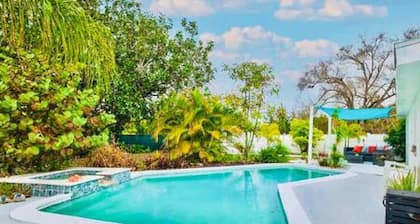 5805 S Hubert Ave · Charming Tropical Pool Retreat w Hot Tub