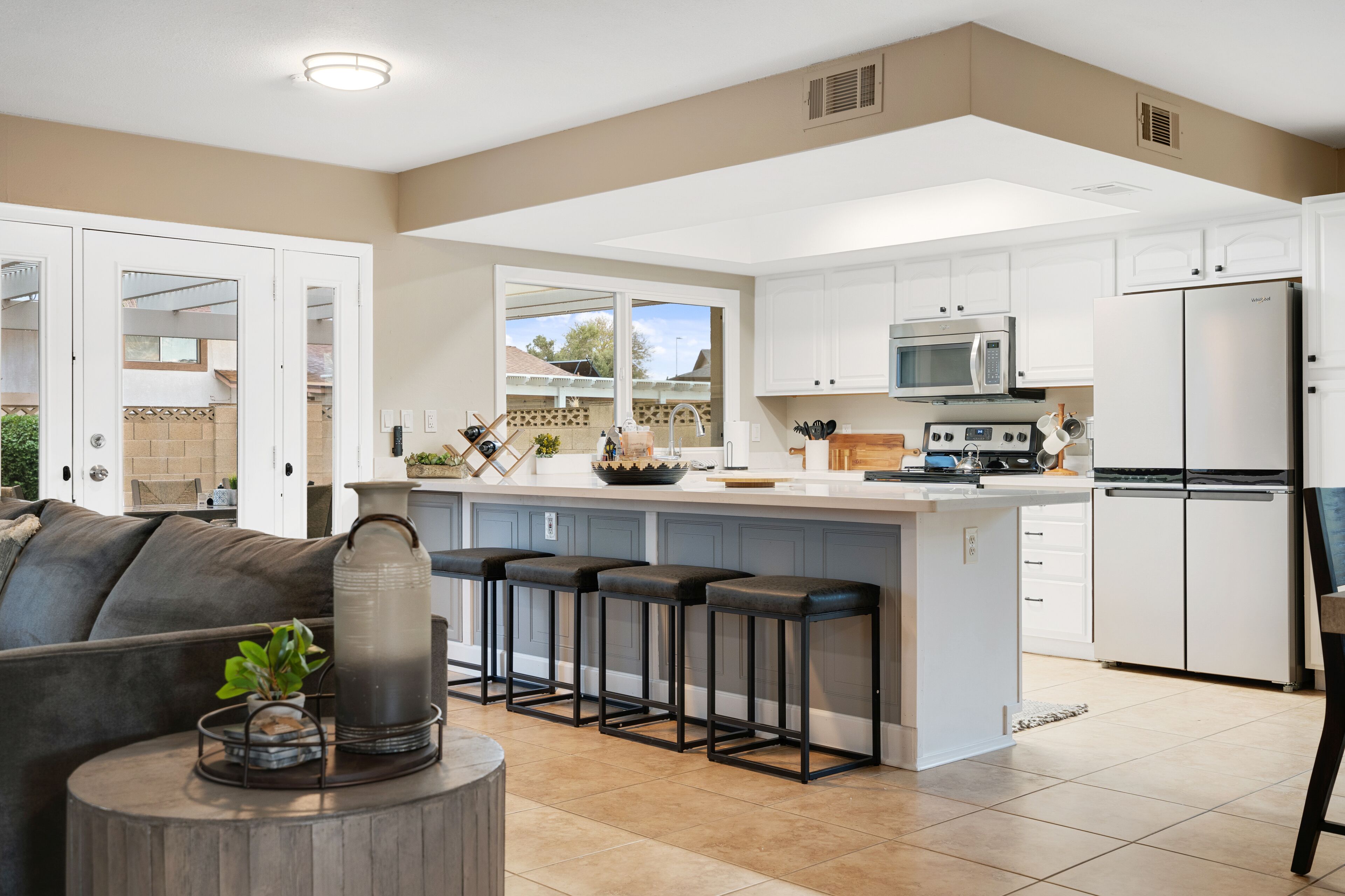 Frigorifero, microonde, forno, piano cottura