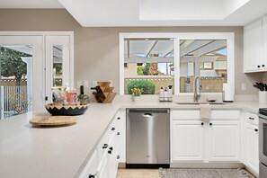 Fridge, microwave, oven, stovetop - Sunshine Get-a-way in Tempe! We are close to Phoenix Airport and Spring Training (Tempe)