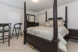 4 bedrooms, desk, free WiFi, bed sheets