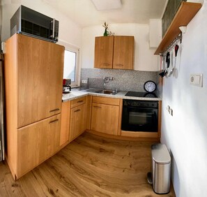 Køleskab, mikrobølgeovn, ovn, kogeplade