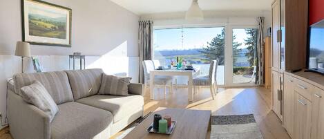 Smart-tv, dvd-spelare och ett bordtennisbord