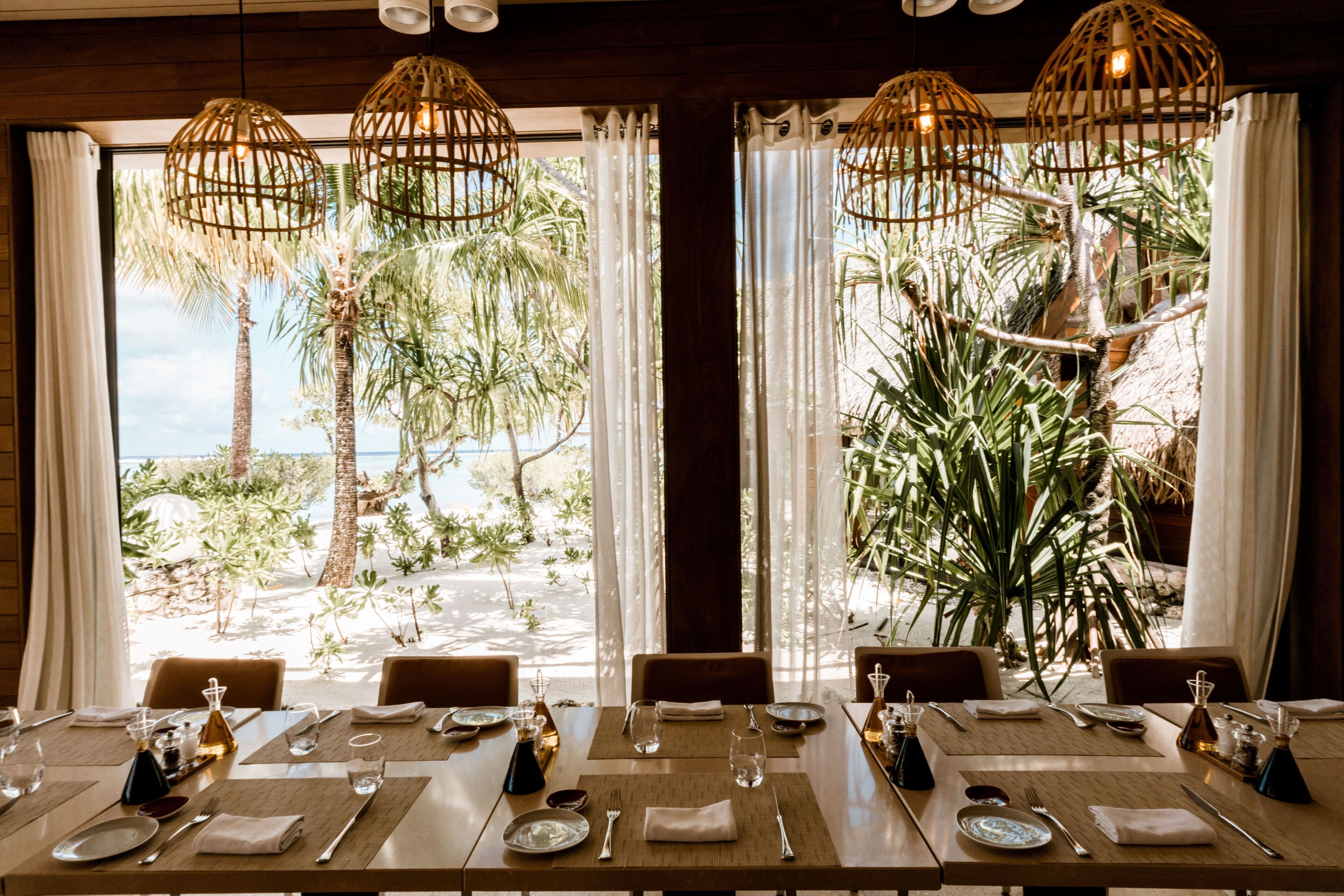 3 restaurants, breakfast, lunch, dinner served; international cuisine