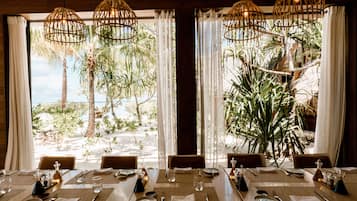 3 ristoranti, aperti a colazione e a pranzo, cucina internazionale