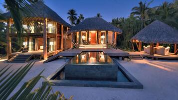 Villa Luxe, 2 chambres, piscine privée, en bord de plage | 4 chambres, literie de qualité supérieure, couette en duvet d'oie