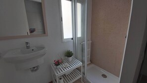 Shower, hair dryer, towels, soap - Azhar Suites II (Córdoba)