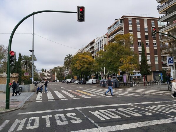 Eine Straßenscharte mit Zebrastreifen, Ampeln und mehrstöckigen Gebäuden im Hintergrund.