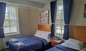 Basic Quadruple Room | Free WiFi, bed sheets - Sussex Lodge Hotel (Slough)