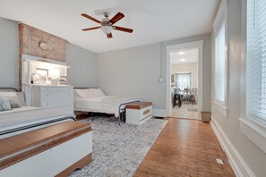 2 bedrooms, desk, iron/ironing board, WiFi - Louisville Lemon Drop Shotgun Home (Louisville)