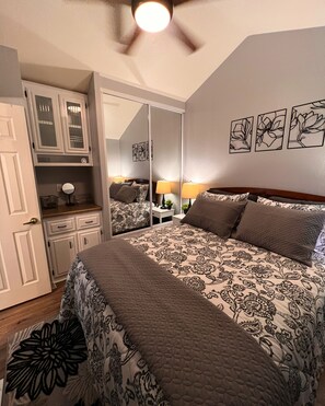 1 bedroom, iron/ironing board, free WiFi, bed sheets - On "The Island" at  Lake Havasu. (Lake Havasu City)