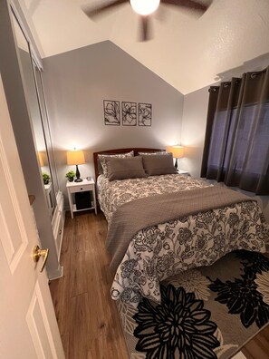 1 bedroom, iron/ironing board, free WiFi, bed sheets - On "The Island" at  Lake Havasu. (Lake Havasu City)