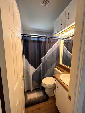 Combined shower/bathtub, hair dryer, towels, soap - On "The Island" at  Lake Havasu. (Lake Havasu City)