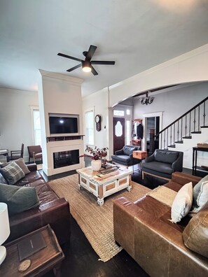 Smart TV, DVD player, video library - The Conner House-Walk to Magnolia! (Waco)