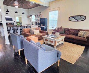 Smart TV, DVD player, video library - The Conner House-Walk to Magnolia! (Waco)