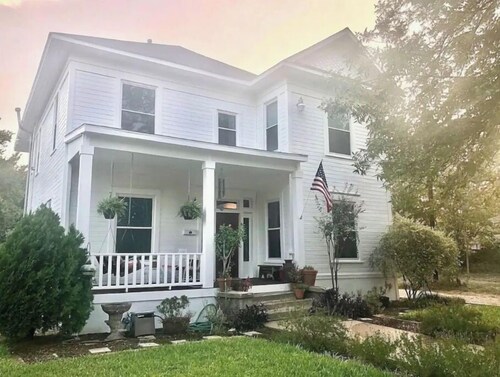 The Conner House-Walk to Magnolia!