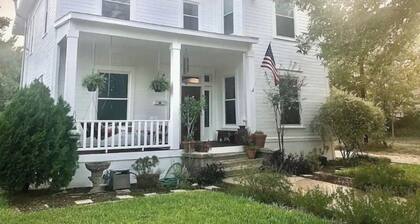 The Conner House-Walk to Magnolia!