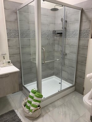 Douche, sèche-cheveux, serviettes fournies, savon
