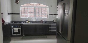 Kjøleskap, mikrobølgeovn, ovn og kokeplater