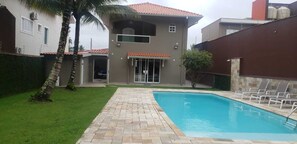 Utendørsbasseng og et oppvarmet basseng