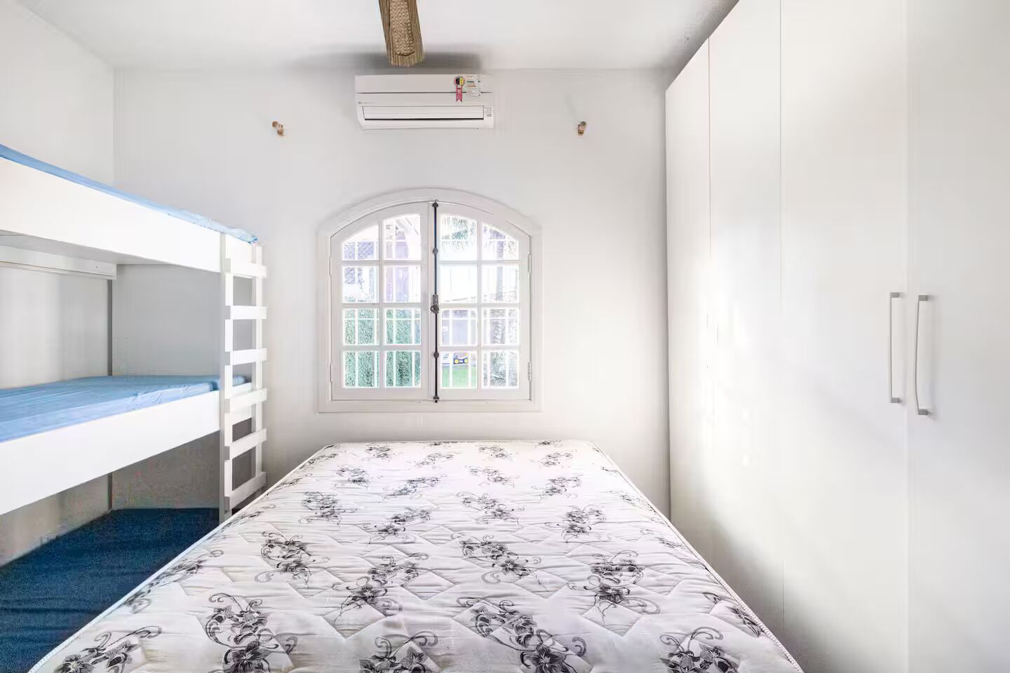 5 quartos, escrivaninha, ferros/tábuas de passar roupa, berço de viagem