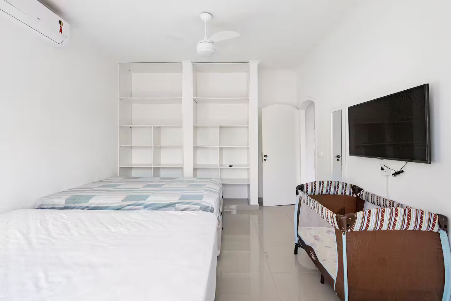 5 quartos, escrivaninha, ferros/tábuas de passar roupa, berço de viagem