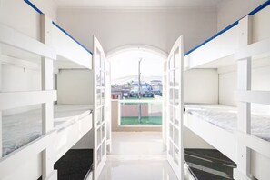 5 室のベッドルーム、デスク、WiFi (無料)