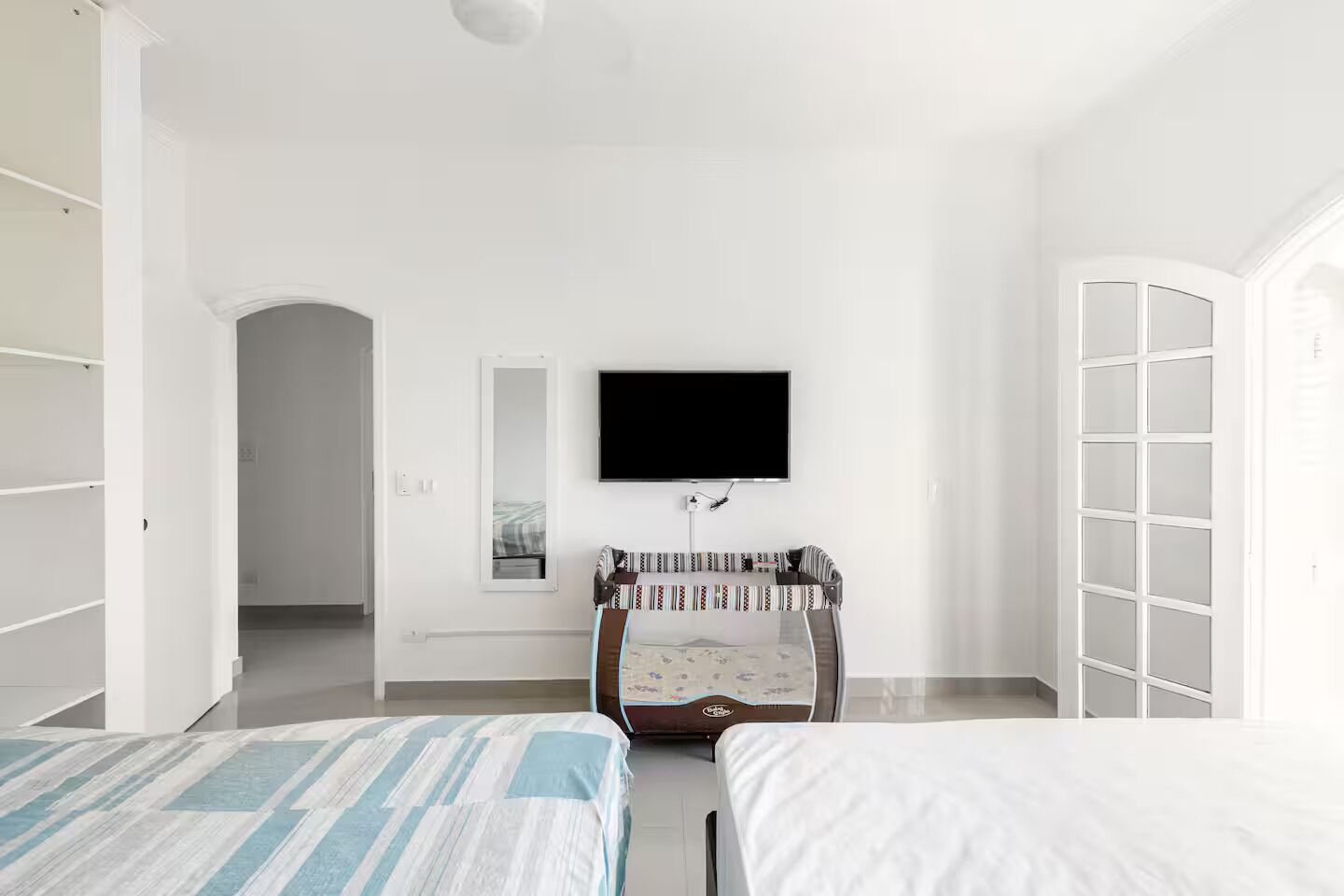 5 habitaciones, escritorio y tabla de planchar con plancha 