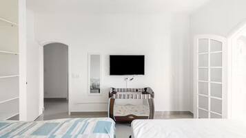 5 habitaciones, escritorio y tabla de planchar con plancha