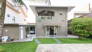 Een moderne, tweelaags woning met terras en zwembad.