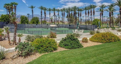 Modern Desert Retreat: Luxurious Comfort & Endless Activities