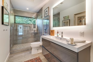 Free toiletries, hair dryer, towels - Luxe Mid-Century Austin Home w/ Canyon Views (Austin)