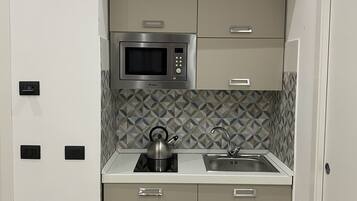 冷蔵庫、電子レンジ、コンロ、調理器具と食器