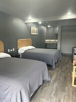 Escritorio, espacio para trabajar con laptop y wifi gratis 