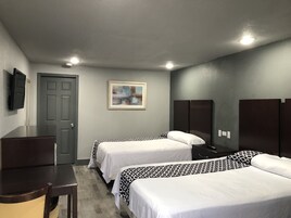 Escritorio, espacio para trabajar con laptop y wifi gratis 
