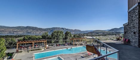 Una piscina al aire libre, una piscina climatizada