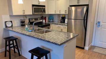 Réfrigérateur, micro-ondes, four, plaque de cuisson