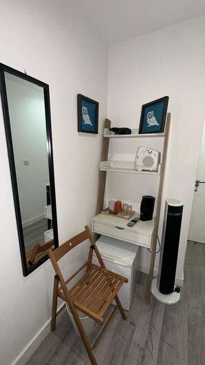 Basic Room, Ensuite | Room amenity - Wembar Hotel (London)